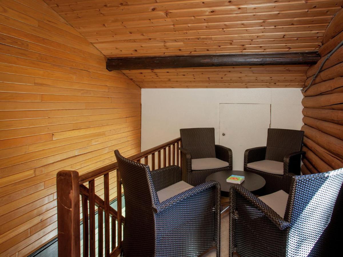 Open Wooden Chalet Built Against A Hill Francorchamps Zewnętrze zdjęcie